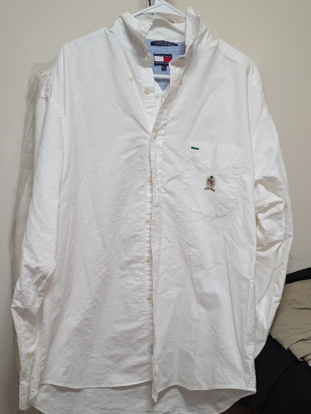Tommy Hilfiger White Long-Sleeve Button-Down Dress Shirt with Pocket Crest